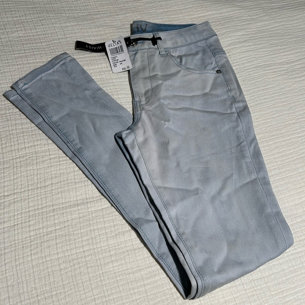 Vintage dELiA*s light wash high waist skinny jeans. Size 5